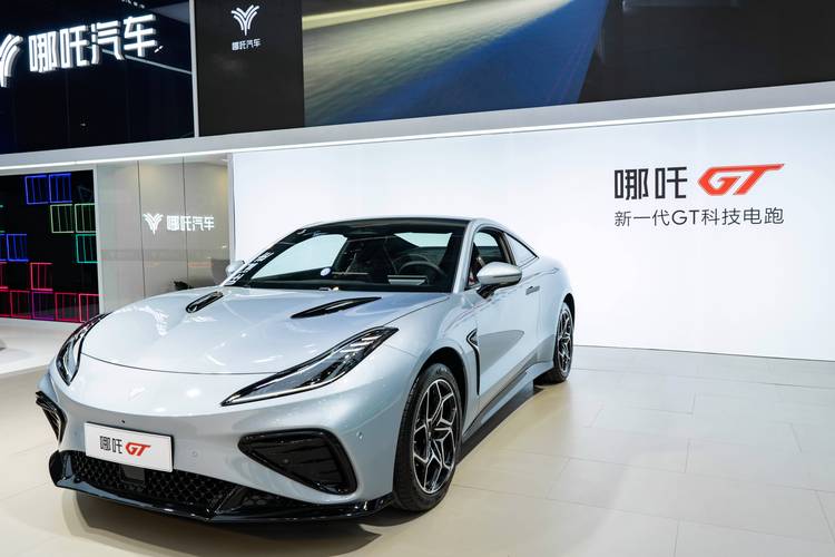 广州194哪吒汽车在智能汽车领域的表现，领途汽车在新能源汽车市场中的影响力